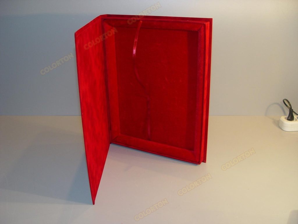 Изображение подарочной коробки 228х305мм красной открытой