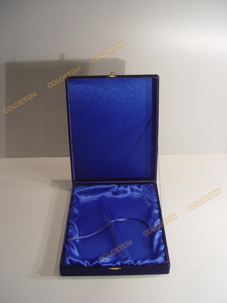Изображение синей открытой подарочной коробки бархат-атлас