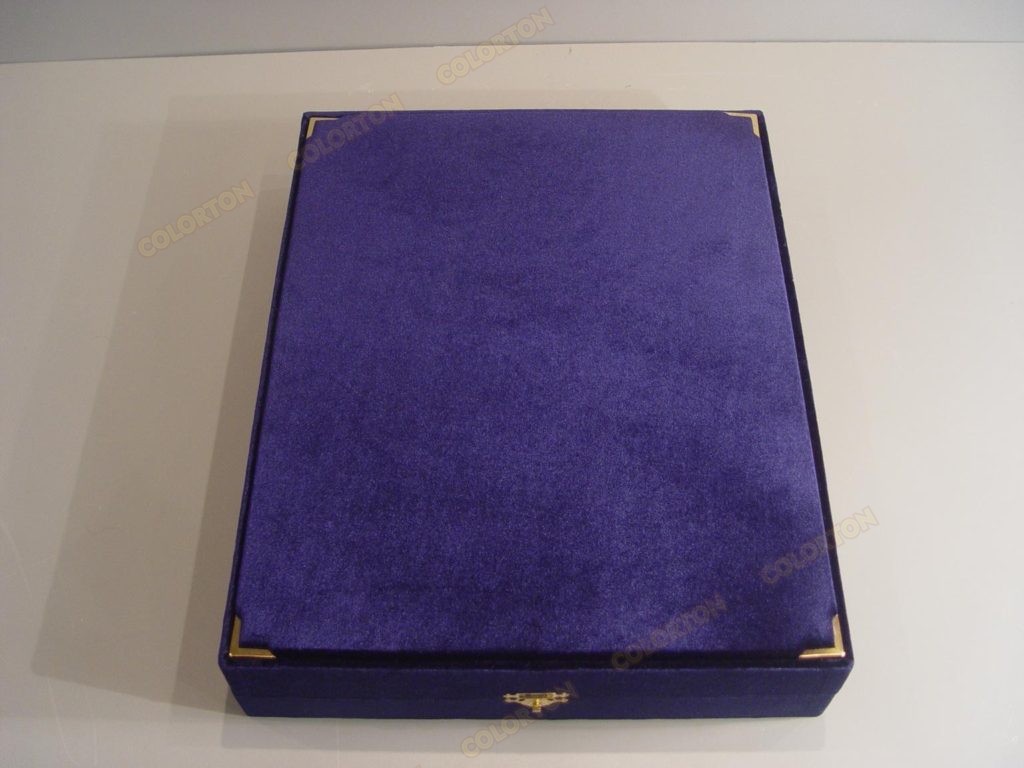 Изображение синей закрытой подарочной коробки бархат-атлас