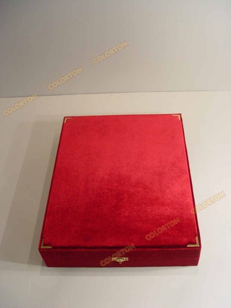 Изображение красной закрытой подарочной коробки бархат-атлас