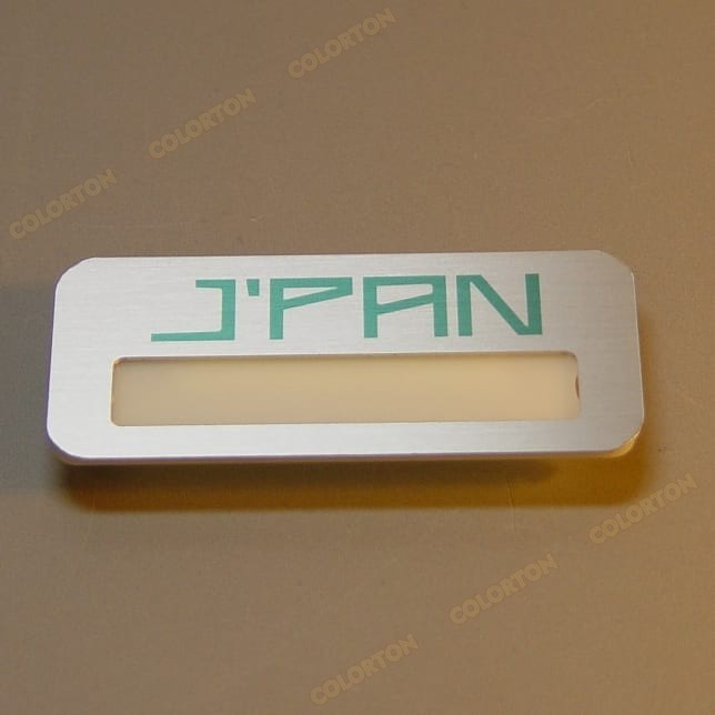 Изображение металлического бейджика с окошком Jpan