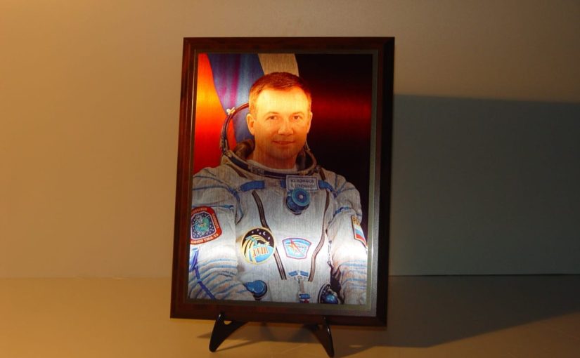 Фотография космонавта на металле